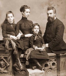 Portret Aleksandra Grahama Bella, jego żony Mabel Gardiner Hubbard oraz ich córek Elsie i Marian ok.1885rn